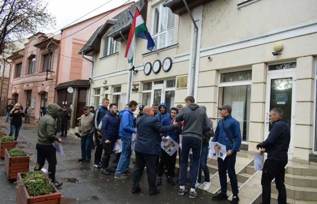 В Закарпатской обл. пикетировали венгерское консульство